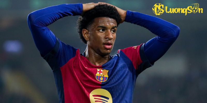 Alejandro Balde Ổn Định Thể Lực Trước Đại Chiến Chelsea 2 Alejandro Balde gục ngã trên sân sau pha va đầu với Gomez